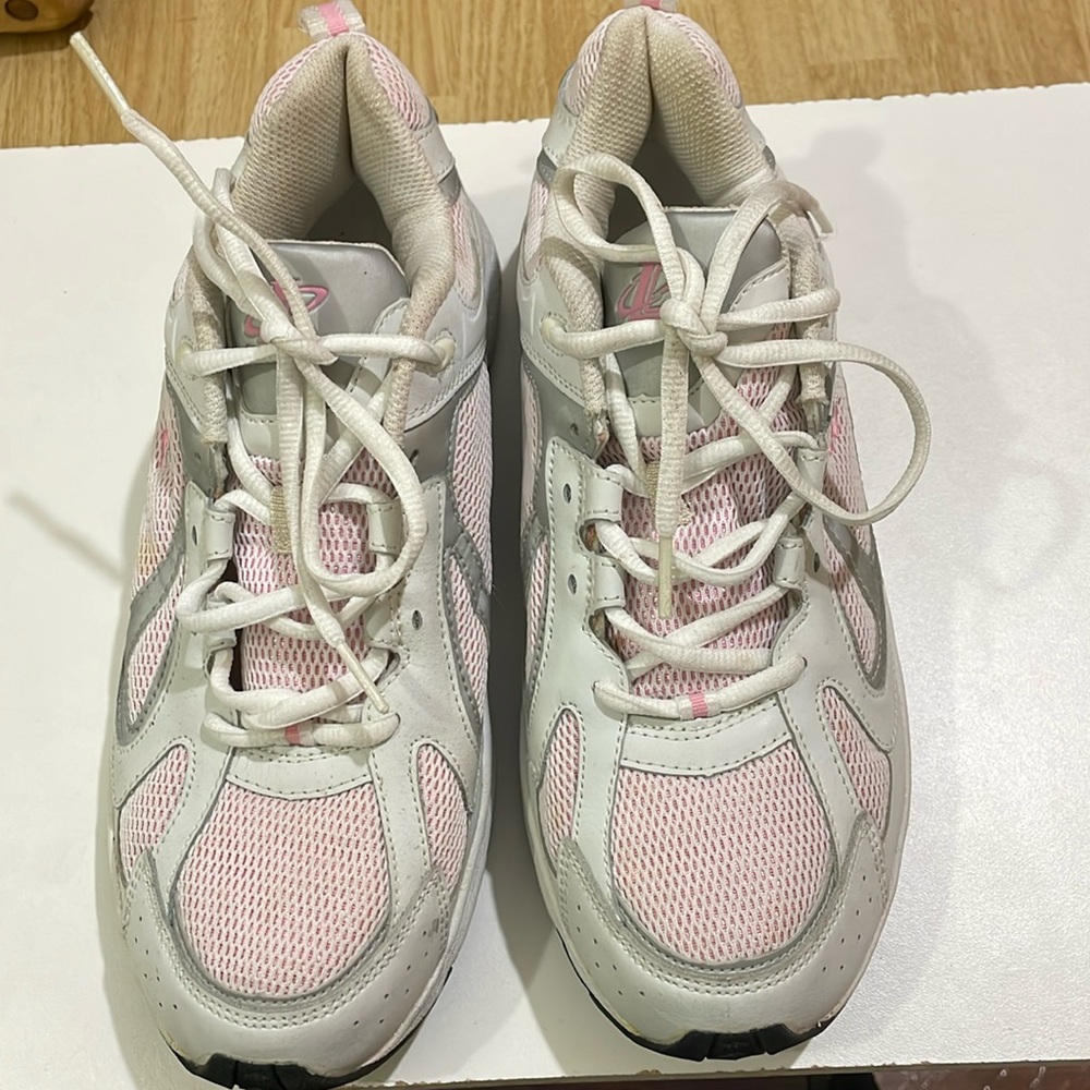 REEBOK: Excellent condition Logo Athletic Pink/White Women’s size 10, Leather/PU